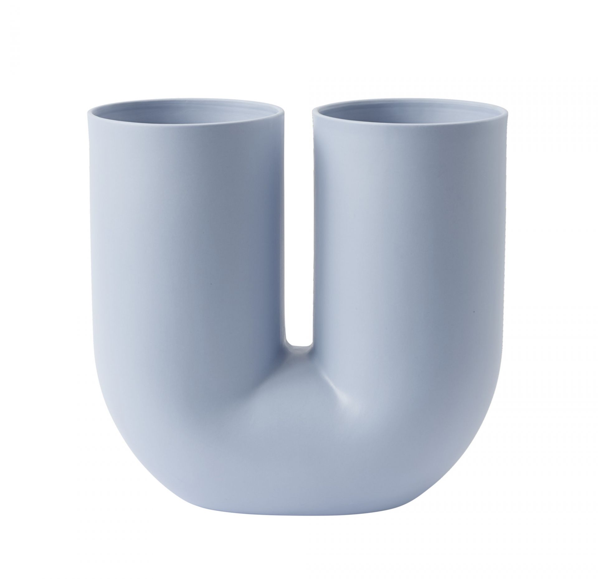 Hellblaue Kink Vase von Muuto, moderne Keramikvase mit zwei Öffnungen für Blumenarrangements.